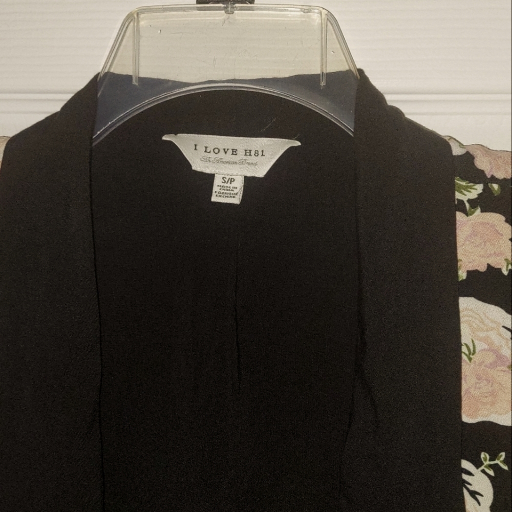 I love H-81 Beautiful Floral Blazer black & light pink peachy color Size S/P - Picture 5 of 5